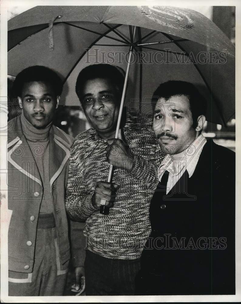 1971 Press Photo Yancey Durham posed with Willie Monroe and Mario Saurennann.- Historic Images