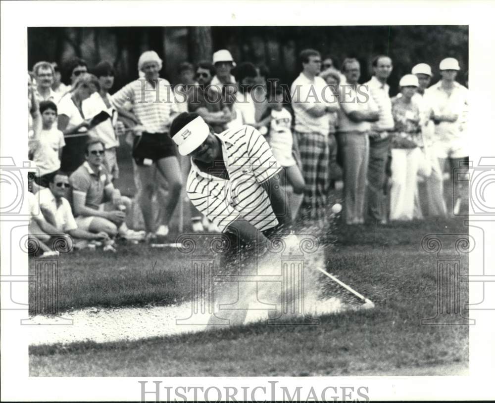 1983 Press Photo Golfer Jim Thorpe hits out of a sand trap - hps15531- Historic Images