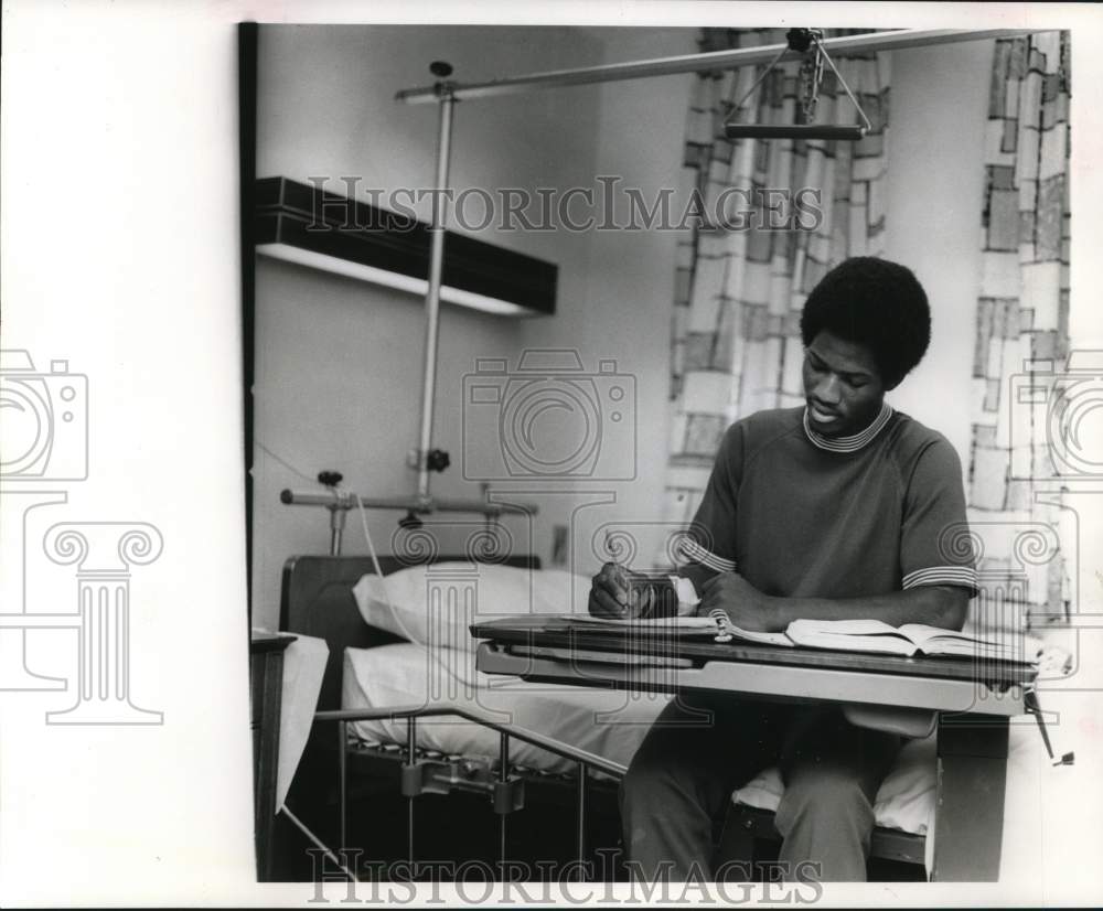 1975 Press Photo Rice University Athlete James Sykes Studies at Hospital- Historic Images