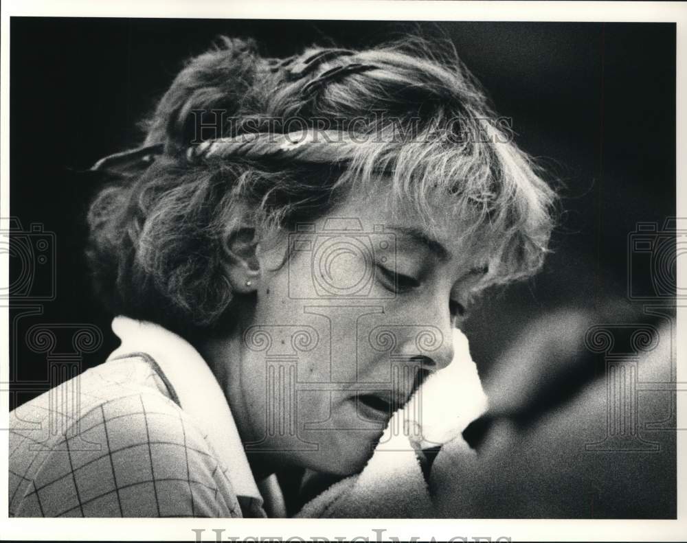 1987 Press Photo Tennis Player Megan Tanner Takes Break at Challenger Cup Match- Historic Images