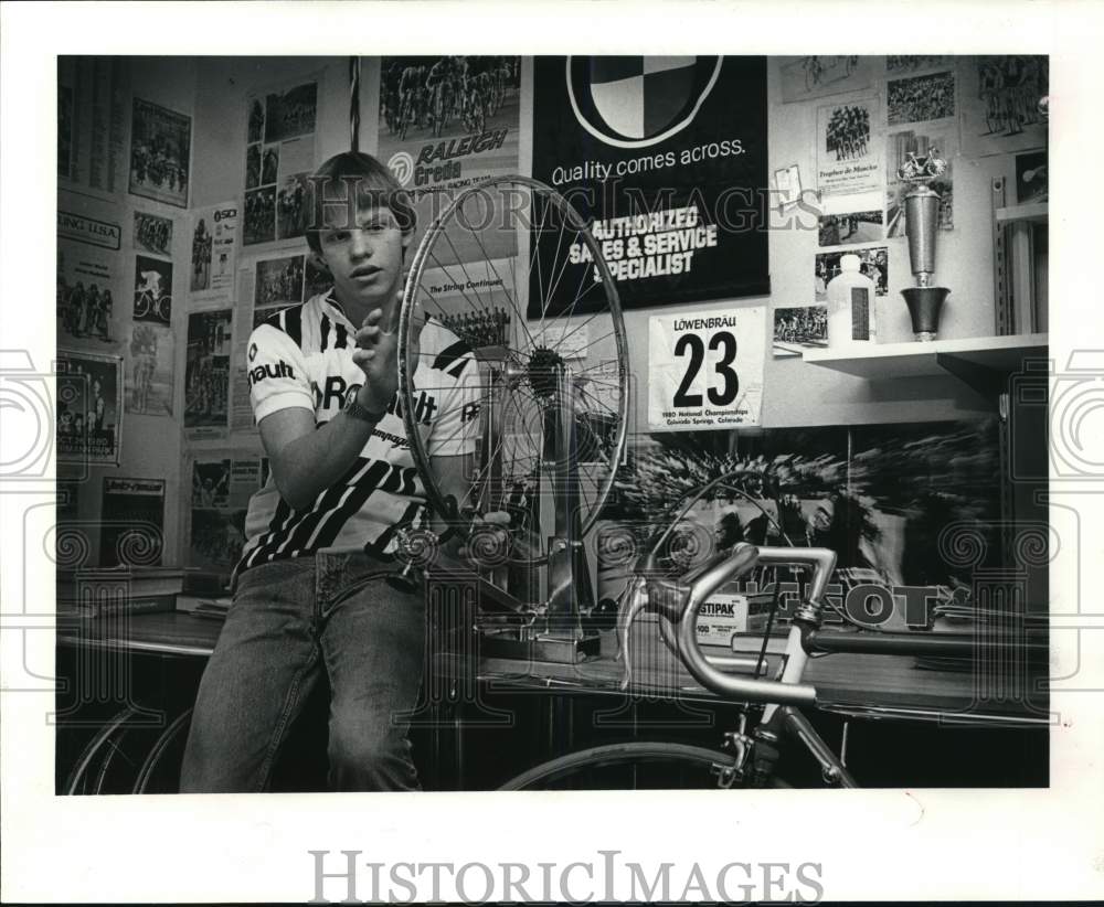 1982 Press Photo Cyclist Michael Stephenson in Bike-Themed Bedroom - hps15773- Historic Images