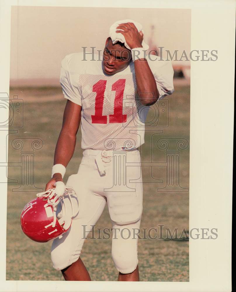 1988 Press Photo University of Houston Football Player Andre Ware Towels Off- Historic Images