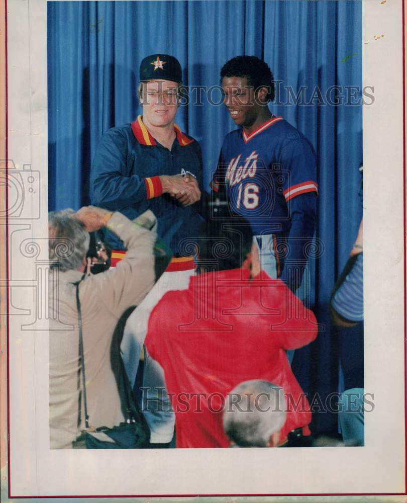 1986 Press Photo Baseball pitcher Mike Scott and Dwight Gooden shake hands- Historic Images