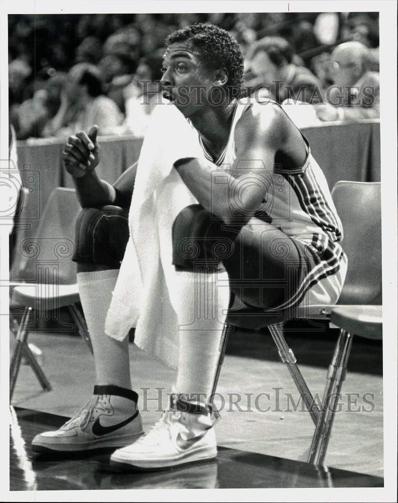 1983 Press Photo University of Houston Basketball Player Benny Anders on Bench- Historic Images