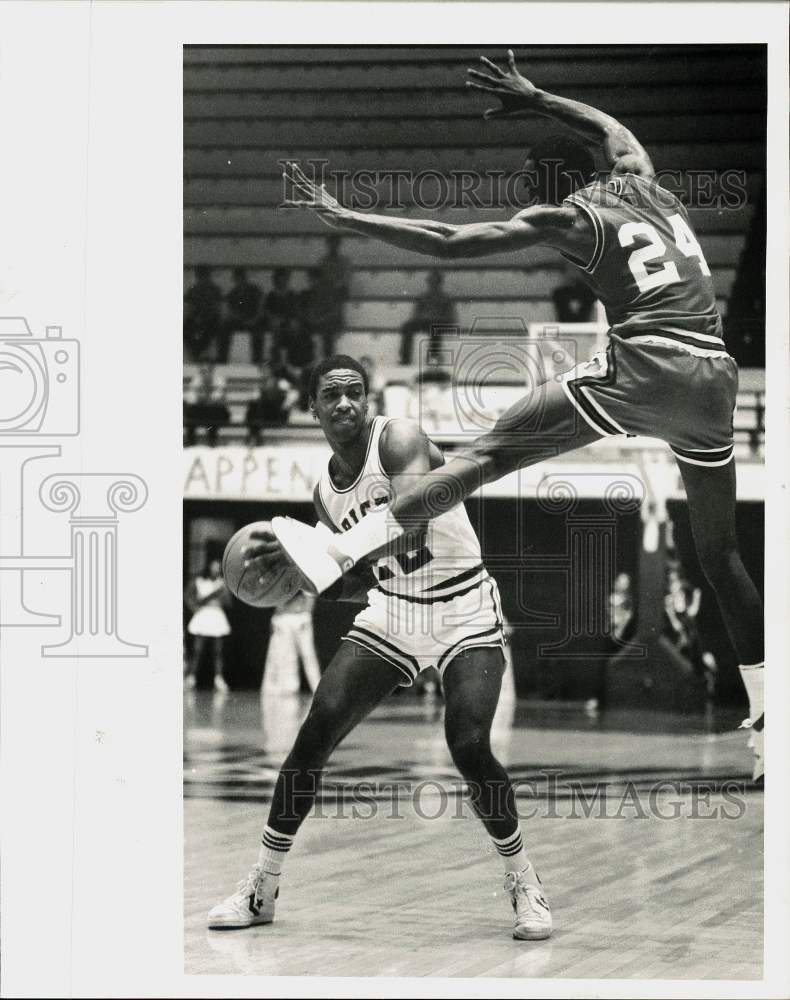 1984 Press Photo Jerry Everett of Lamar and Tracy Steele, Rice, play basketball- Historic Images