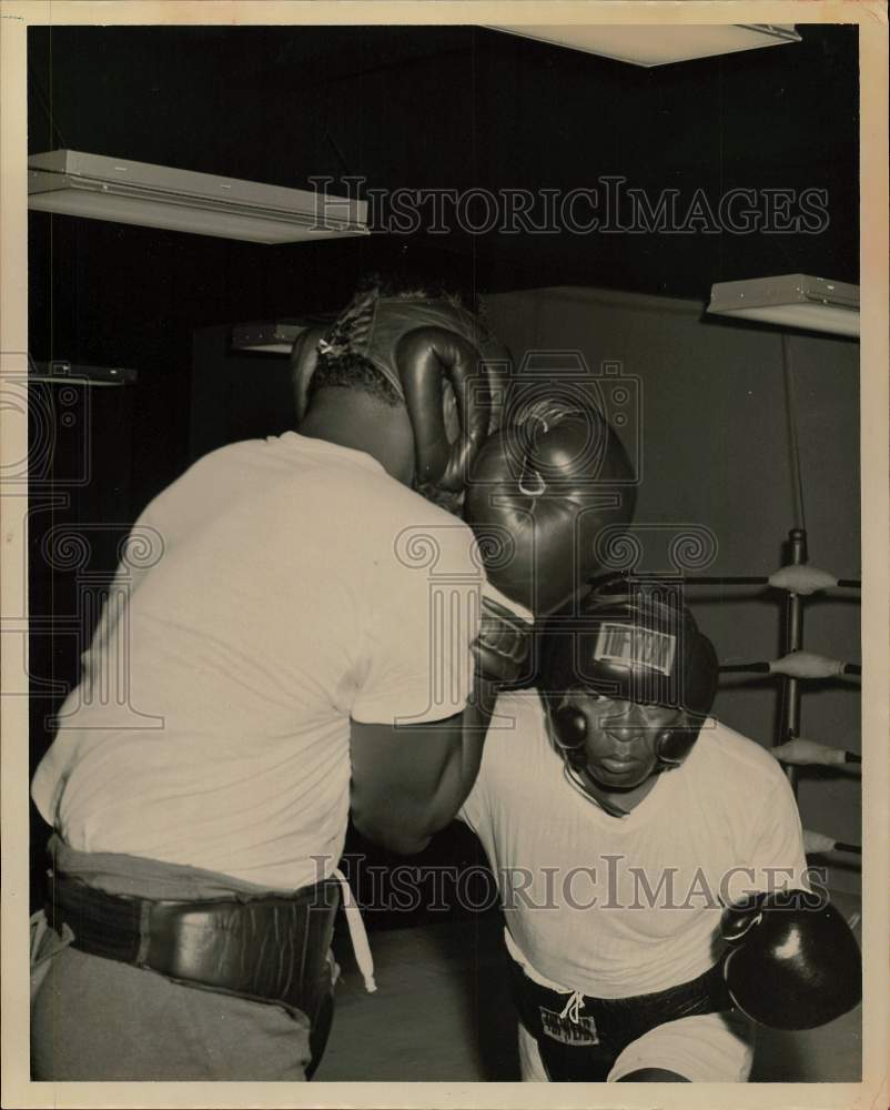 1967 Press Photo Boxer Thad Spencer during a sparring session before Dome bout- Historic Images