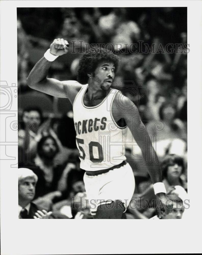 1979 Press Photo Houston Rockets Basketball Player Robert Reid Raises Fist- Historic Images