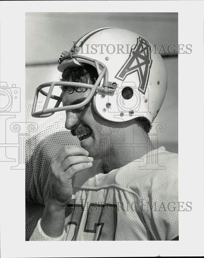 1980 Press Photo Houston Oilers Football Player Mike Reinfeldt Scratches Chin- Historic Images