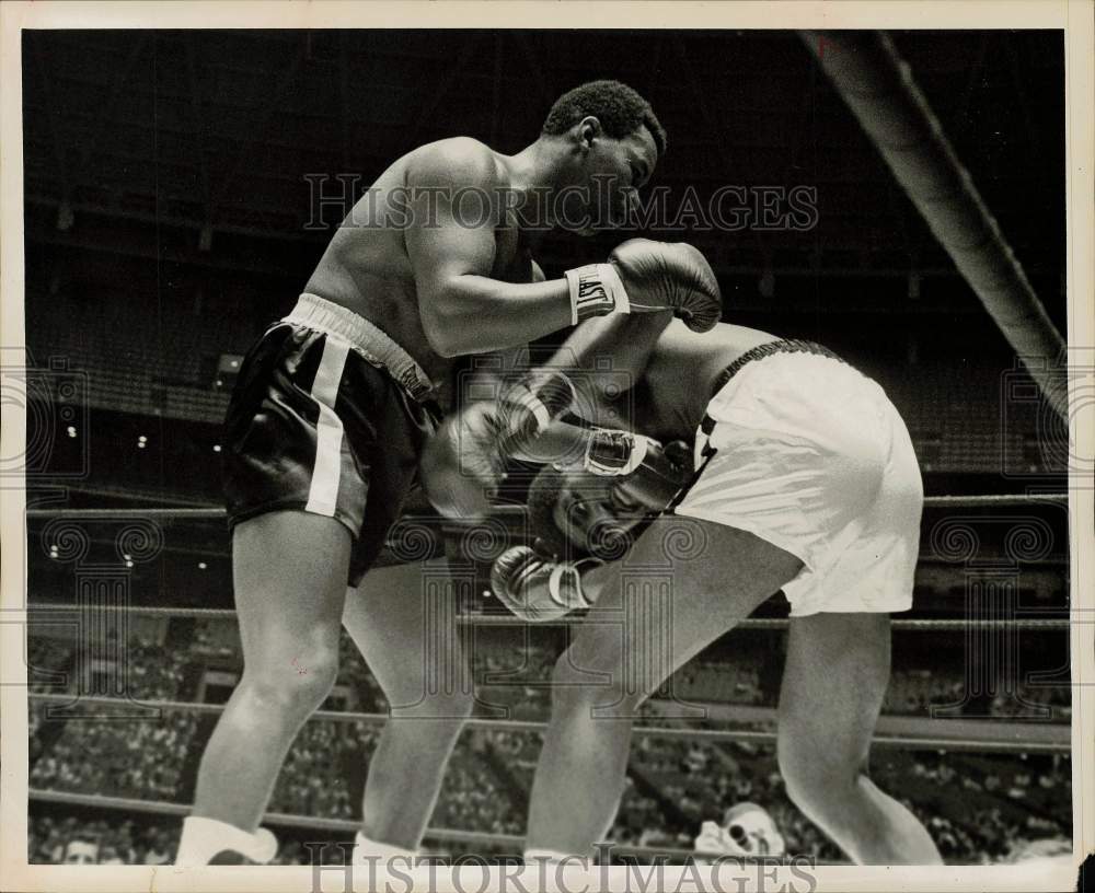 1967 Press Photo Boxers Thad Spencer and Ernie Terrell during a bout - hps16512- Historic Images