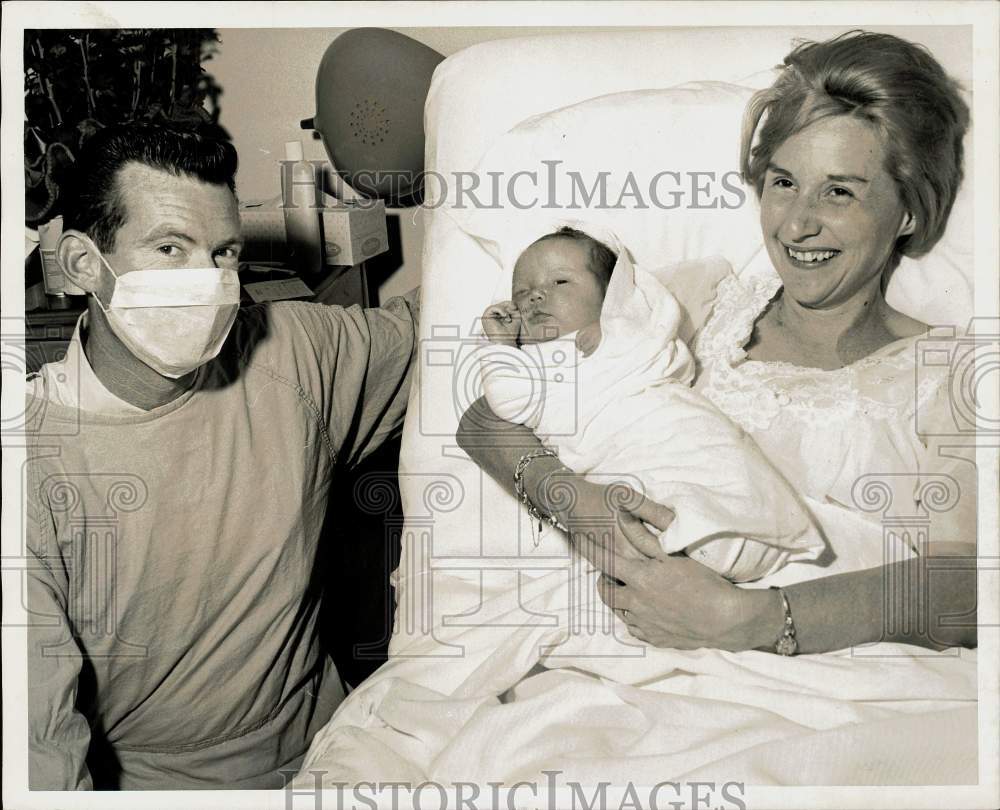 1966 Press Photo Mr. and Mrs. Allen Shipley with daughter Stace Reese Shipley- Historic Images