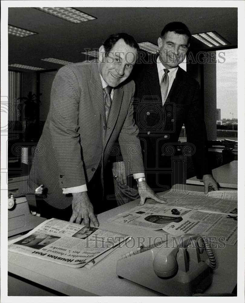 1971 Press Photo Bill Peterson and Tobin Rote with newspaper - hps16886- Historic Images