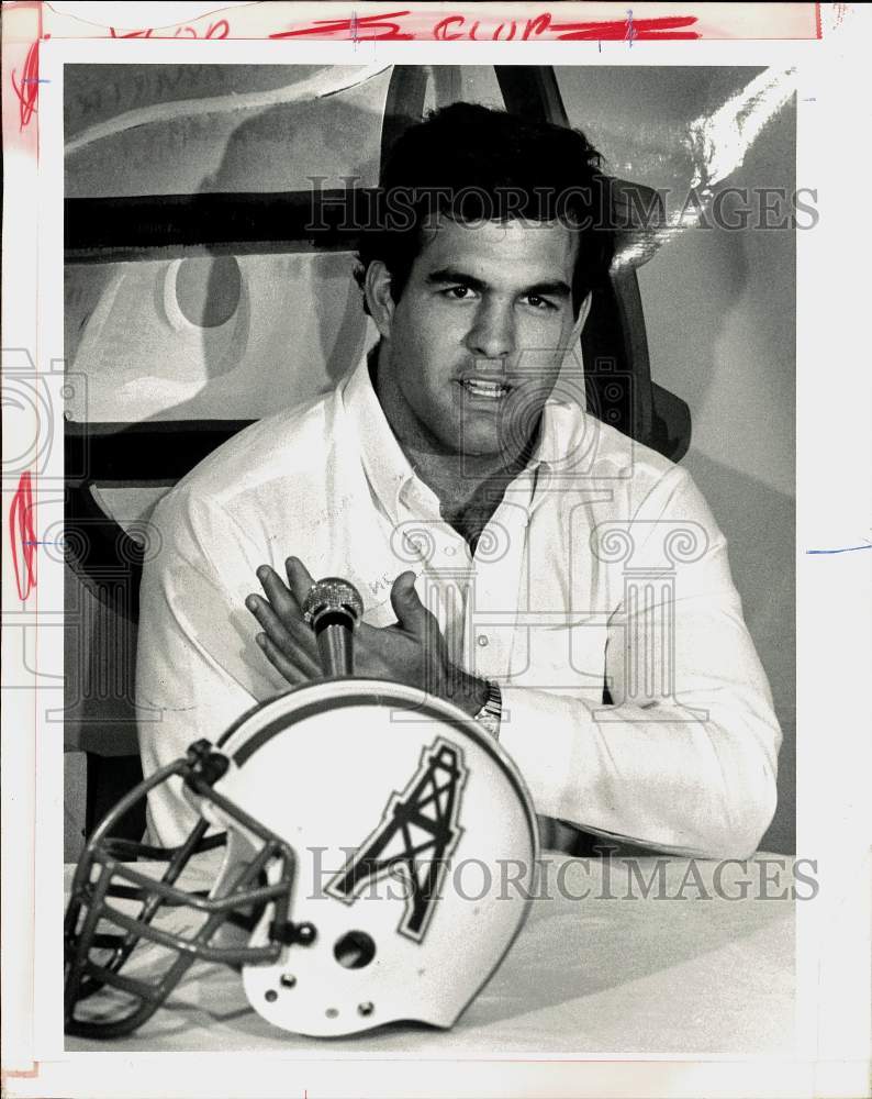 1983 Press Photo Houston Oilers football player Bruce Matthews talks with press- Historic Images