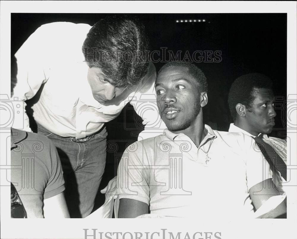 1982 Press Photo Bob Allen and Lynden Rose confer in meeting - hps16964- Historic Images