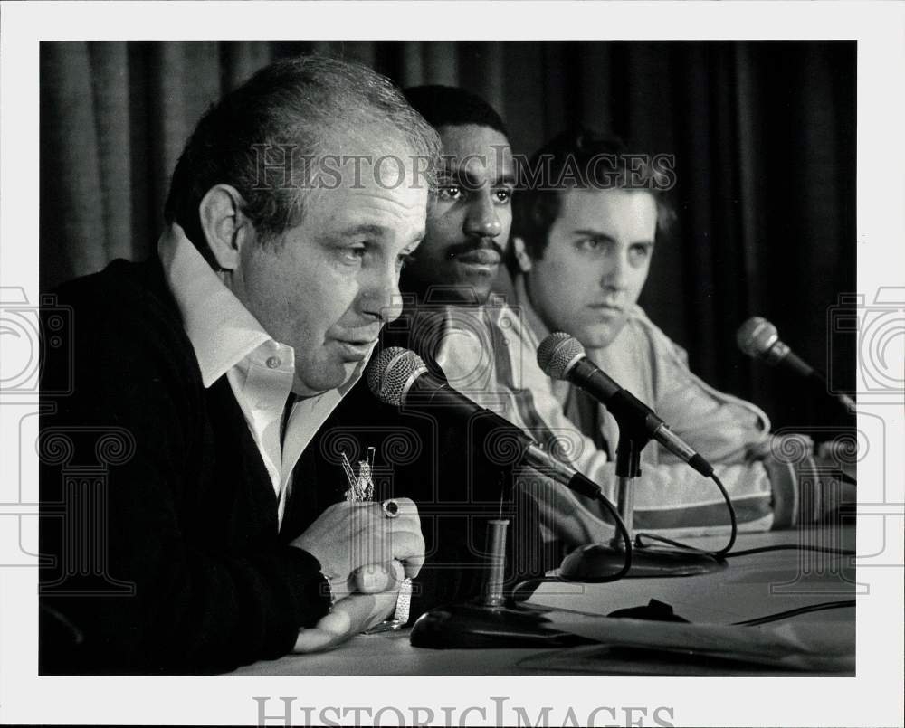 1983 Press Photo Villanova basketball coach and players during a press event- Historic Images