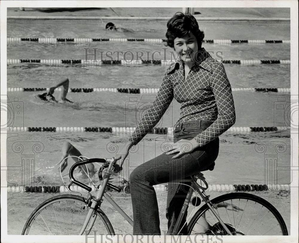 1974 Press Photo 15-year-old Olympic swimmer Keena Rothhamer on bicycle- Historic Images