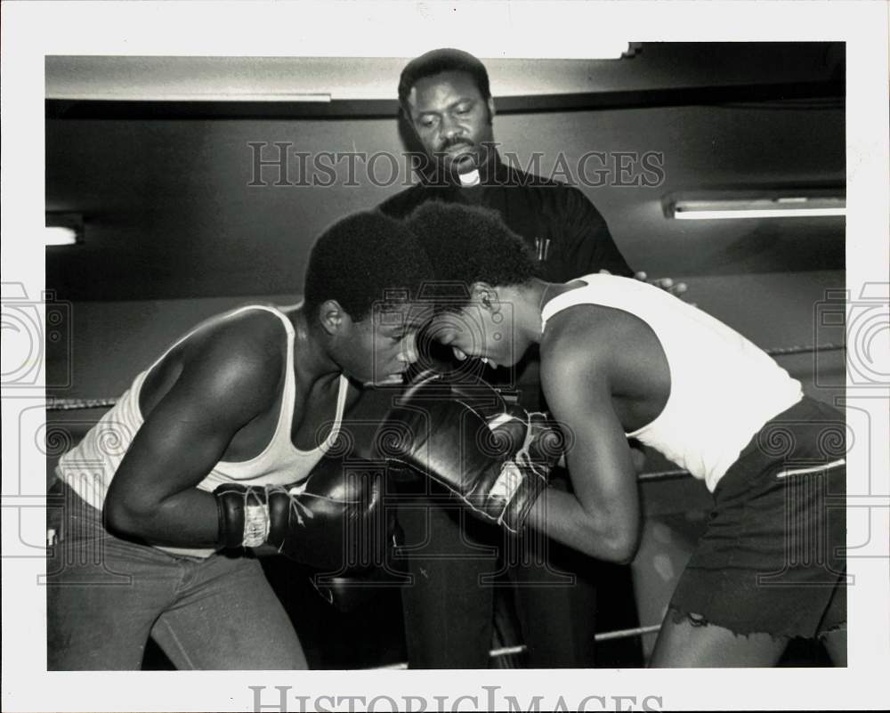 1981 Press Photo Reverend Ray Martin watches boxers Vincent Mack, David Massie- Historic Images