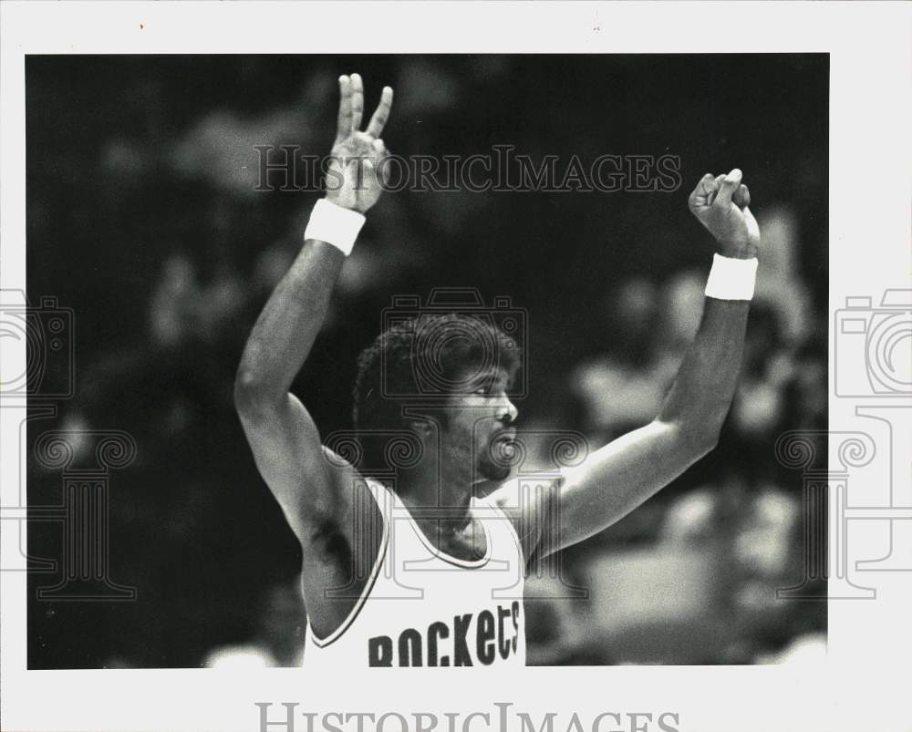 1979 Press Photo Houston Rockets Basketball Player Robert Reid Signals Play- Historic Images