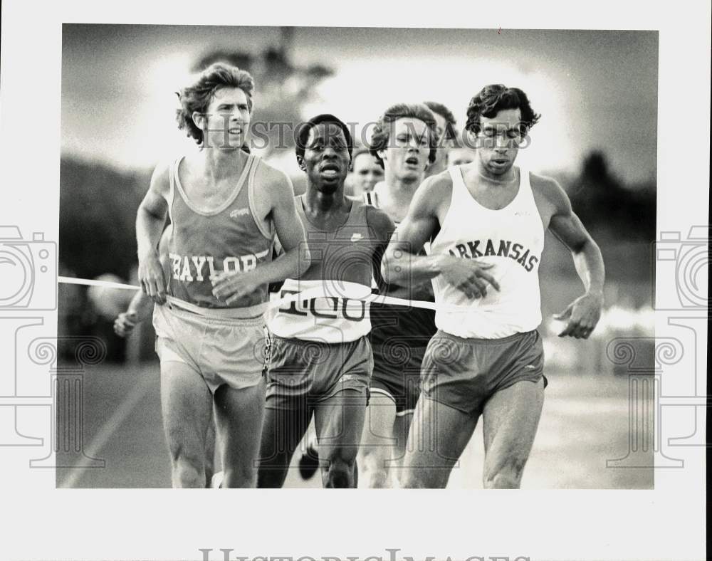 1982 Press Photo Runners John Robinson of Baylor &amp; Randy Stephens of Arkansas- Historic Images