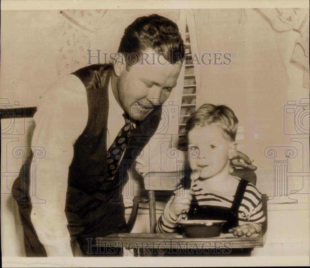 1943 Press Photo Baseball player Spud Chandler and son Frankie in Moultrie, GA- Historic Images