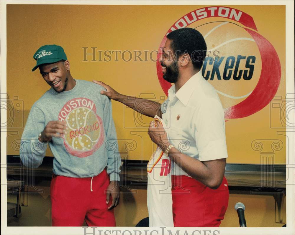 1988 Press Photo Houston Rockets player Derrick Chievous and coach Don Chaney- Historic Images