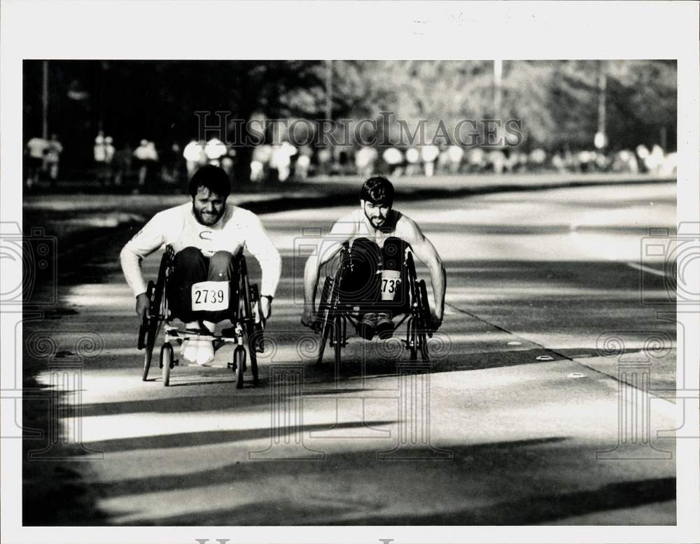 1985 Press Photo Chair racers Randy Snow and Greg Gibbons in Houston Marathon- Historic Images