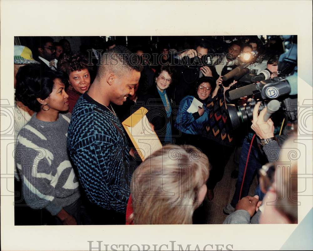 1989 Press Photo Football star Andre Ware shows off mayoral proclamation- Historic Images