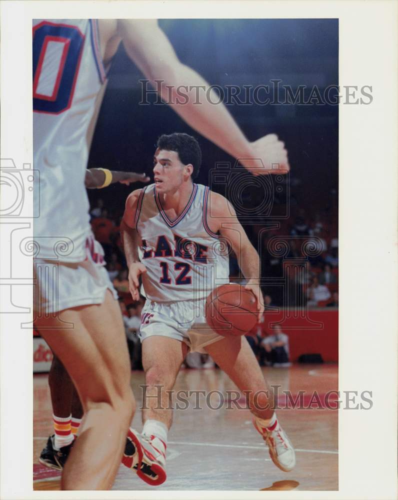 1990 Press Photo Clear Lake High basketball player Tim Glover in action vs Yates- Historic Images