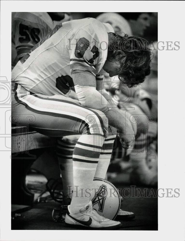 1983 Press Photo Dejected Houston Oilers football player Dave Casper on bench- Historic Images