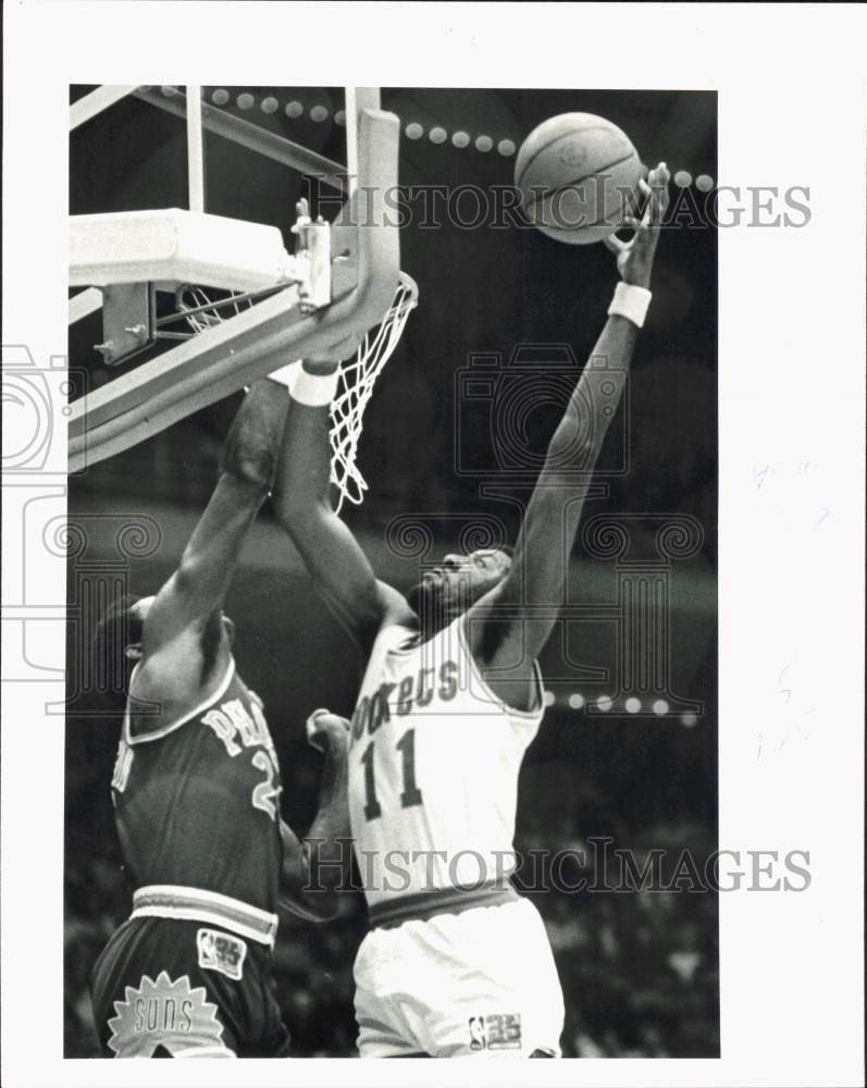 1981 Press Photo Rocket Major Jones and Len Robinson, Suns, play basketball- Historic Images