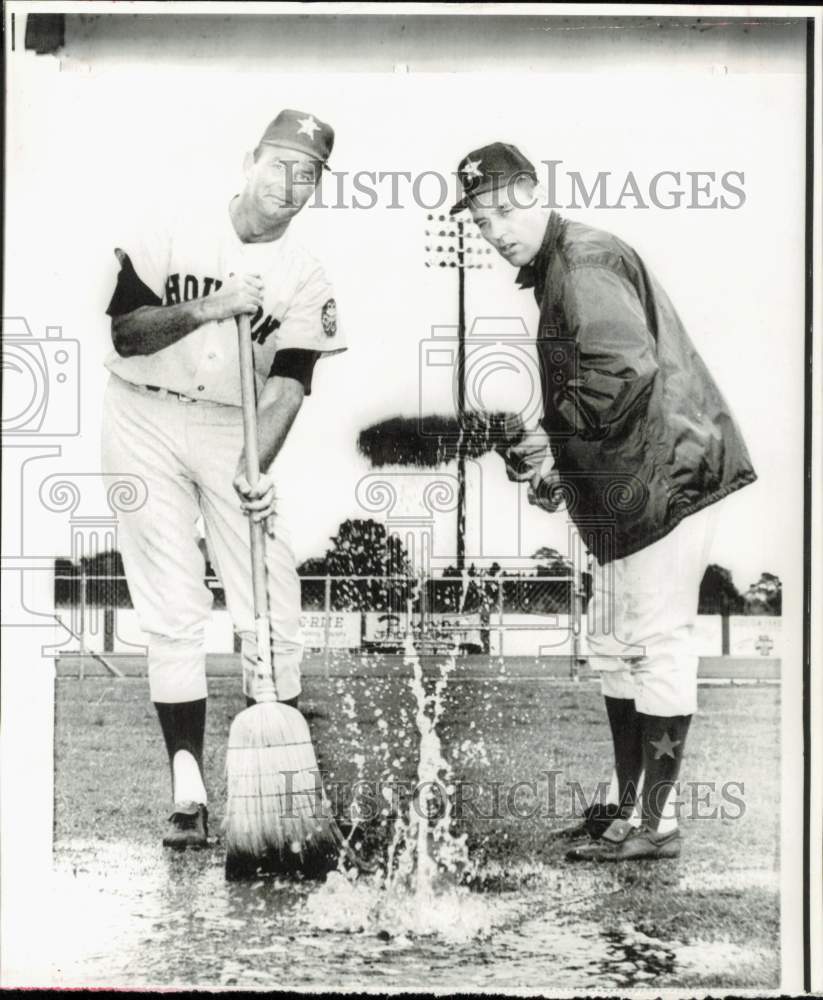 1966 Press Photo Houston Astros Jim Gentile &amp; Bob Lillis sweep field, Cocoa, FL- Historic Images