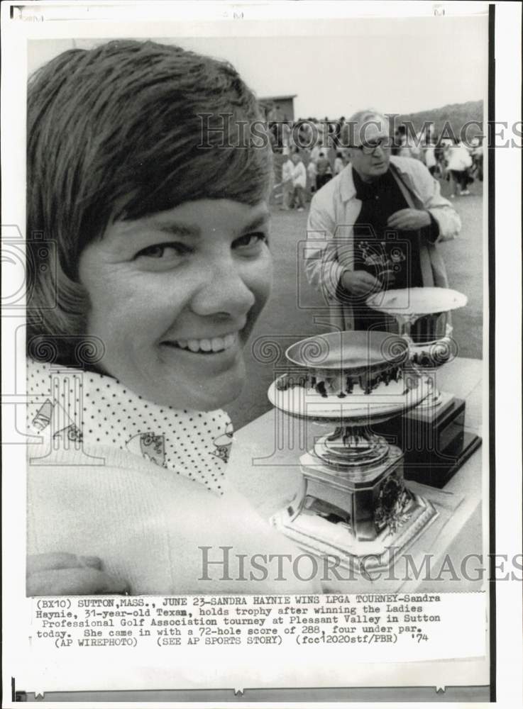 1974 Press Photo Golfer Sandra Haynie with LPGA trophy in Sutton, Massachusetts- Historic Images