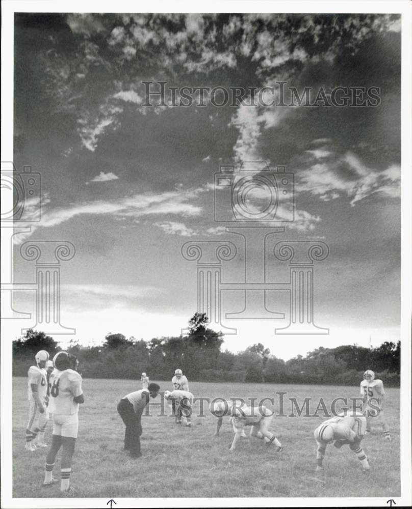 1979 Press Photo Houston Headhunters football players, coach Jones in practice- Historic Images