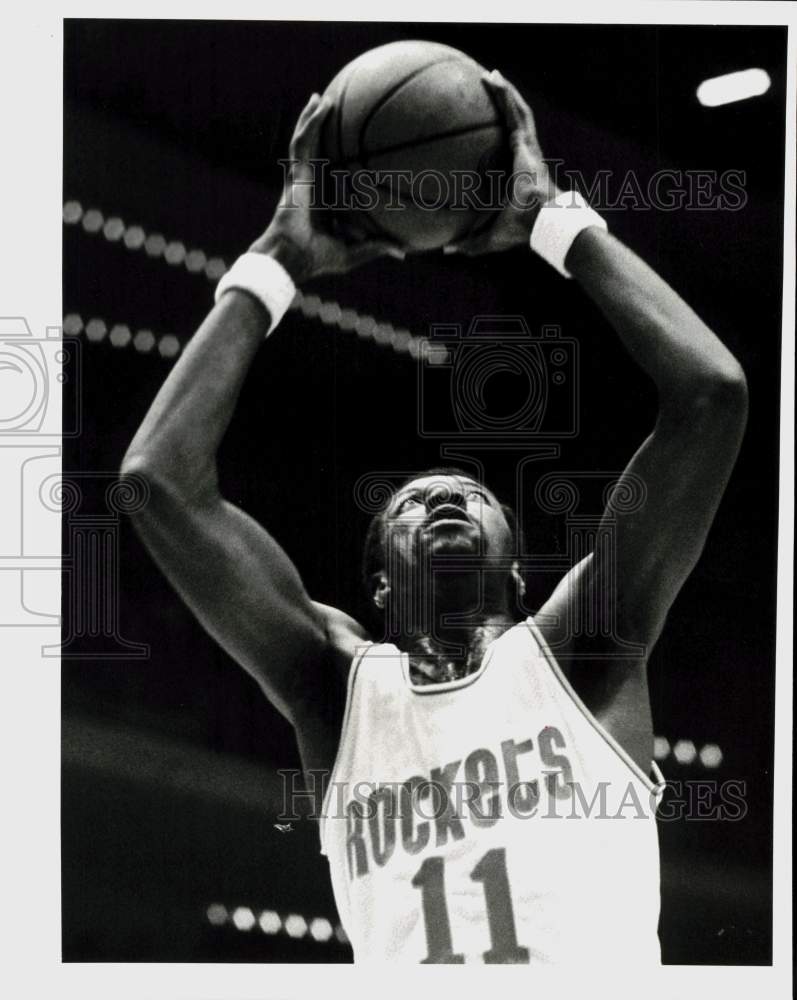 1981 Press Photo Houston Rockets basketball player Major Jones goes up for shot- Historic Images