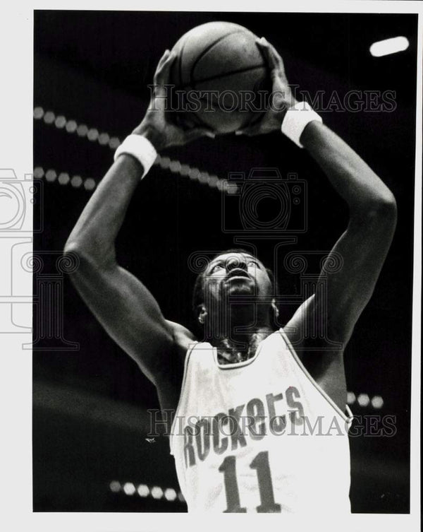 1981 Press Photo Houston Rockets basketball player Major Jones goes up ...