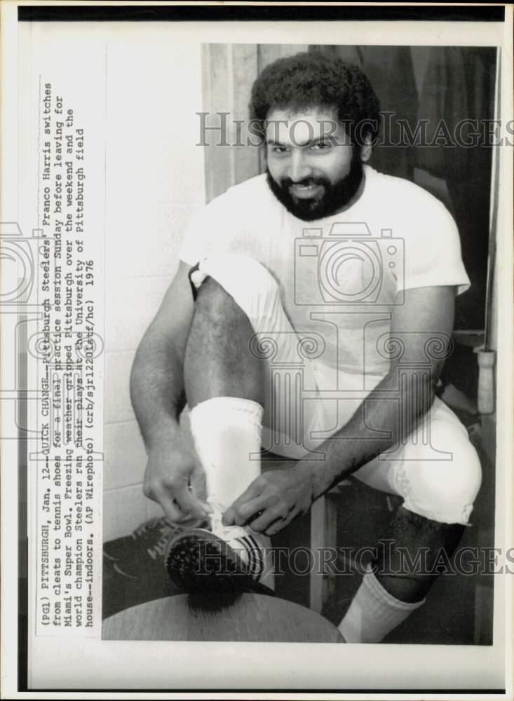 1976 Press Photo Pittsburgh Steelers Football Player Franco Harris Puts on Shoes- Historic Images