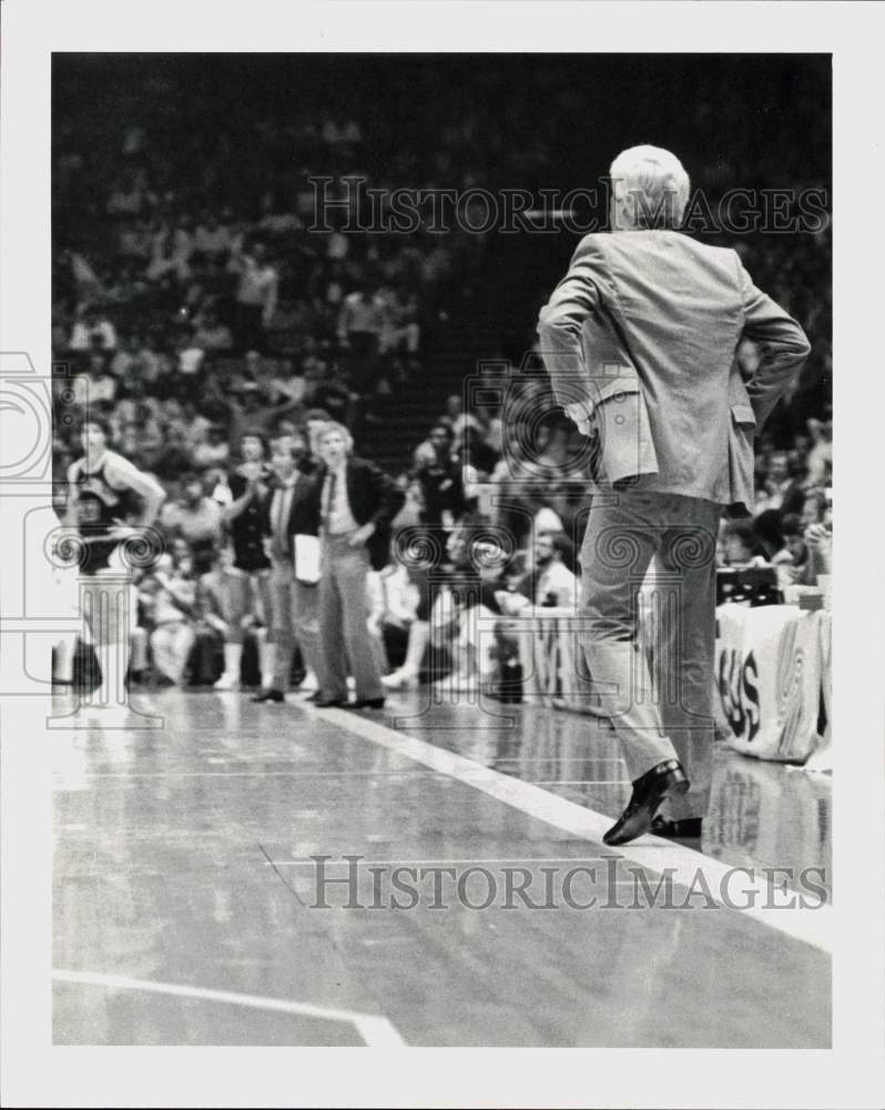 1982 Press Photo Houston Rockets Basketball Coach Del Harris Argues on Court- Historic Images