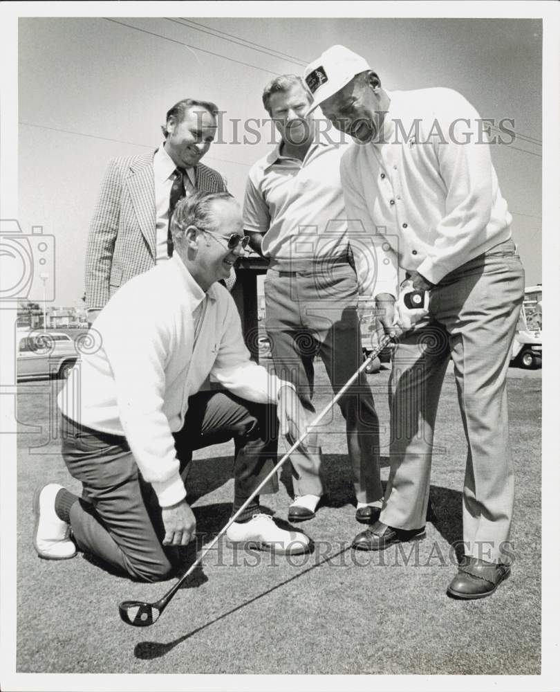 1973 Press Photo Golf Pro Bill Hill with Jesse Owens, Bill Chapline, Phil Branch- Historic Images