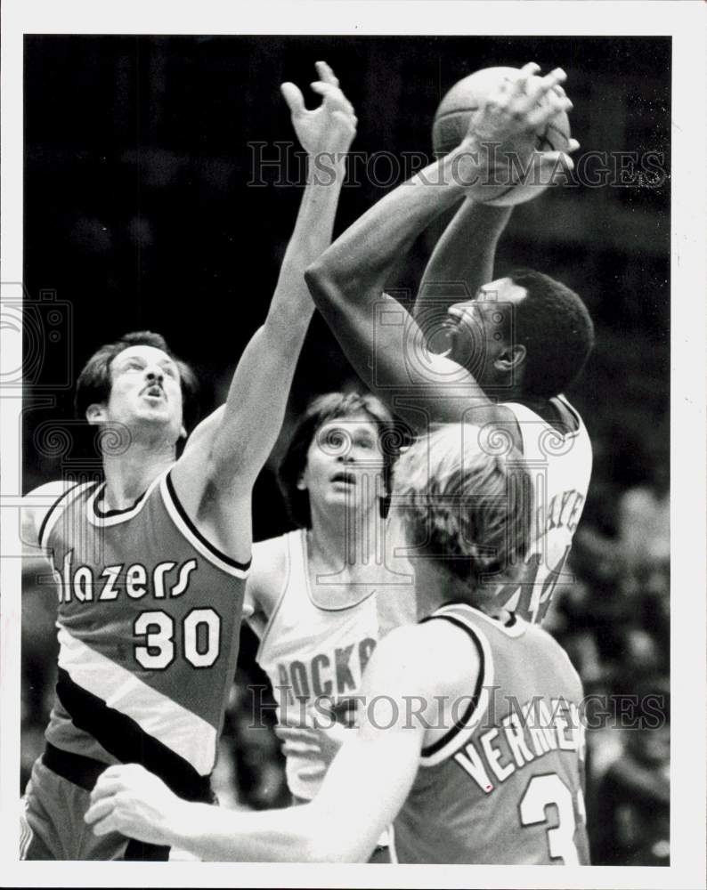 1982 Press Photo Houston Rocket Elvin Hayes &amp; Portland Trail Blazer Bob Gross- Historic Images