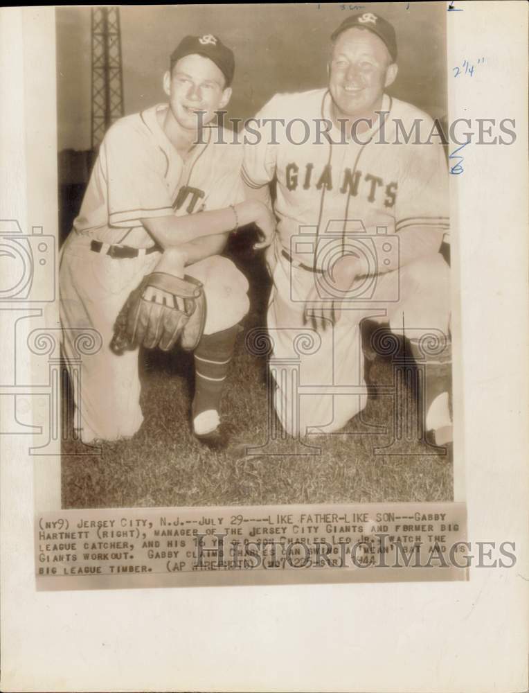 1944 Press Photo Jersey City Giants Manager Gabby Hartnett &amp; Son Charles Leo Jr.- Historic Images