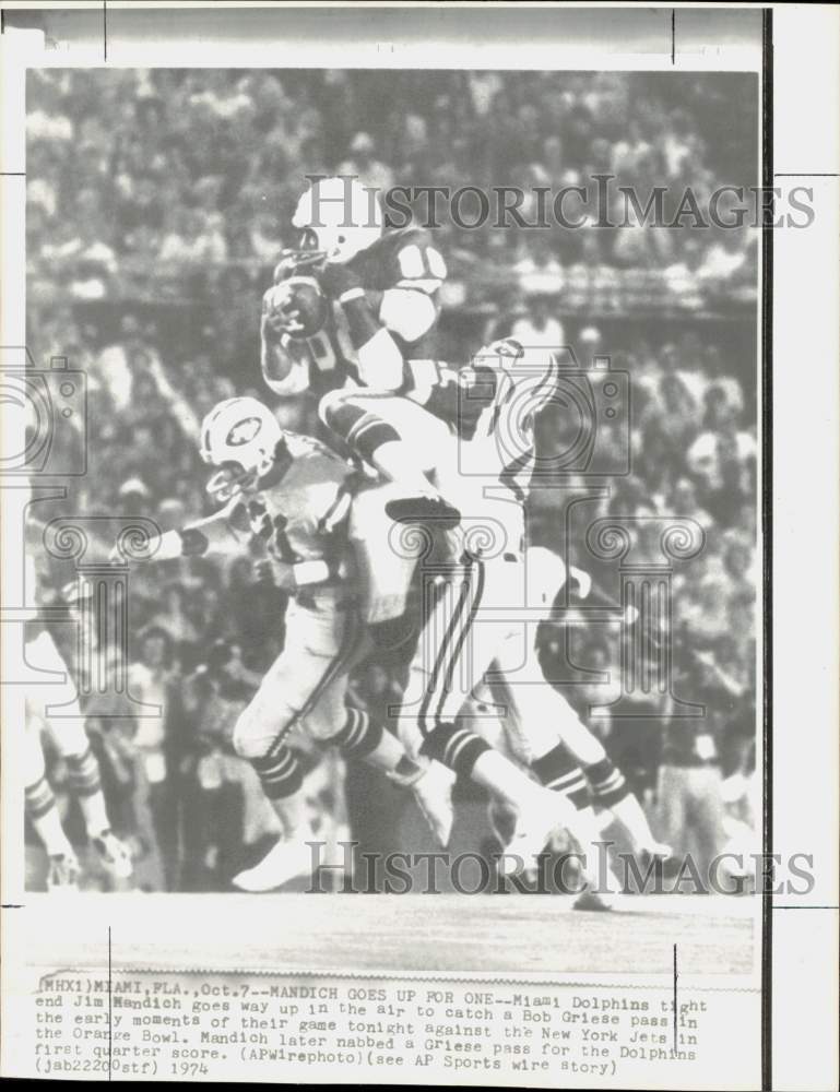 1974 Press Photo Miami Dolphins and New York Jets play NFL football in Miami- Historic Images