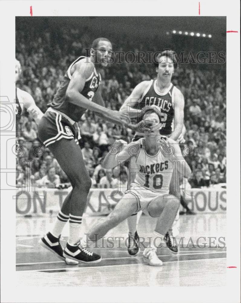 1981 Press Photo Houston Rockets Battle Boston Celtics in Basketball Game- Historic Images