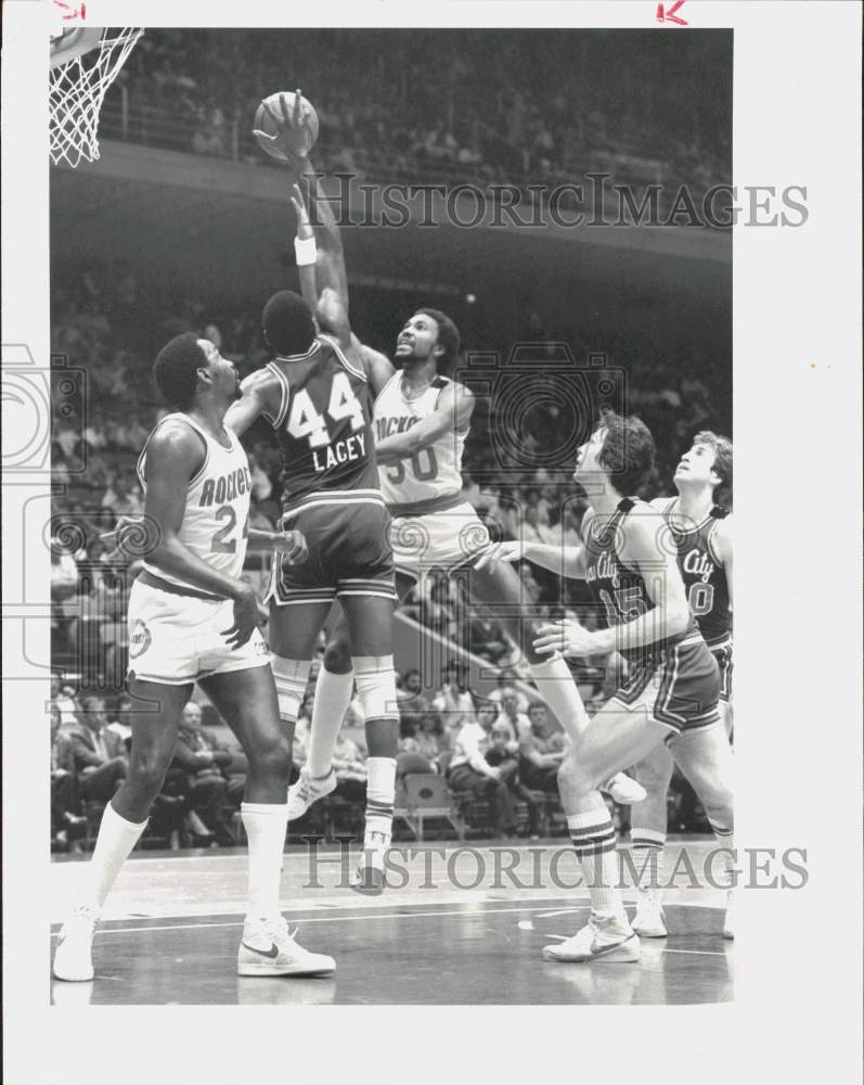 1981 Press Photo Houston Rocket Robert Reid Shoots Past Kansas City Kings- Historic Images