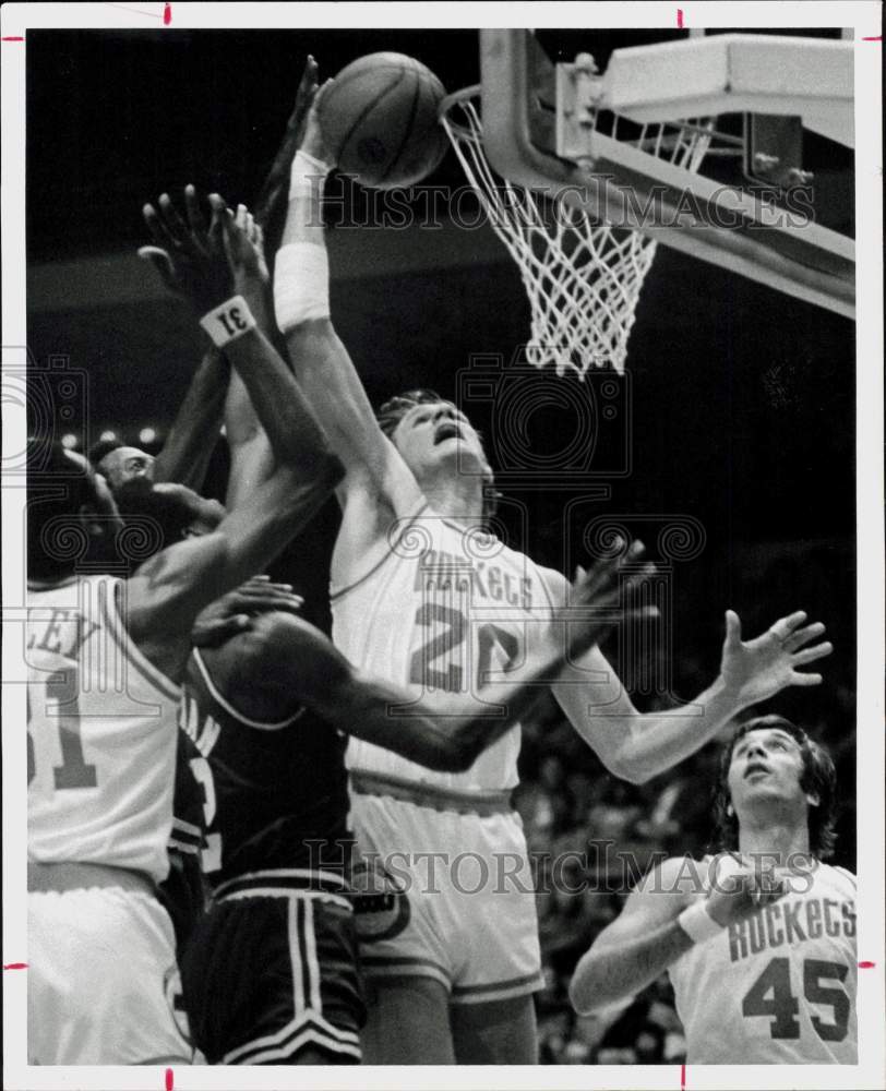 1975 Press Photo Houston Rockets basketball player Kevin Kunnert vs. Jazz- Historic Images