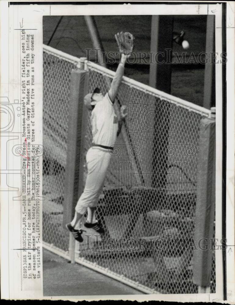 1974 Press Photo Houston Astro Greg Gross Attempts Catch at Fence, San Francisco- Historic Images