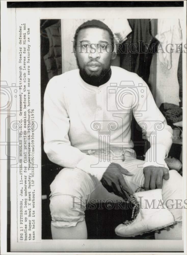 1976 Press Photo Pittsburgh Steelers football player L.C. Greenwood gets dressed- Historic Images