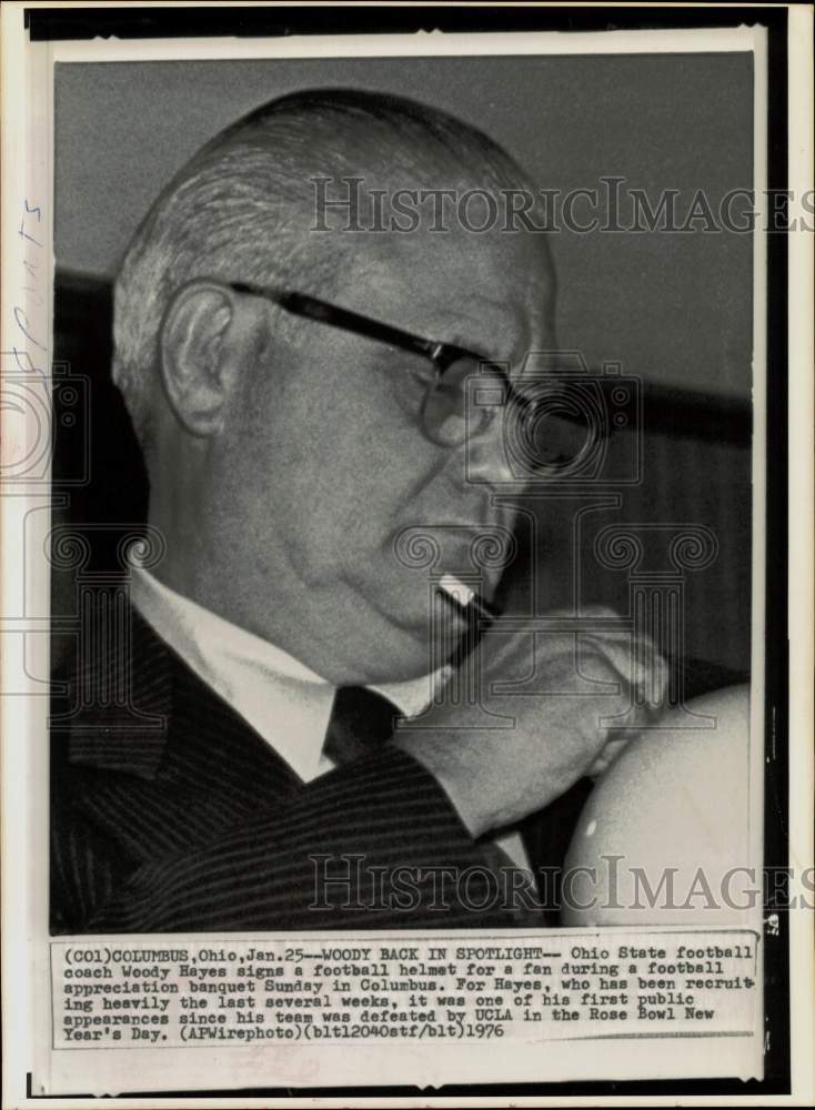 1976 Press Photo Ohio State Football Woody Hayes Signs Helmet, Columbus- Historic Images