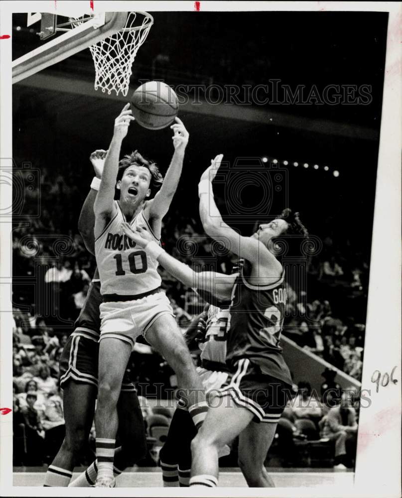 1979 Press Photo Houston Rockets Basketball Player Mike Dunleavy Grabs Rebound- Historic Images