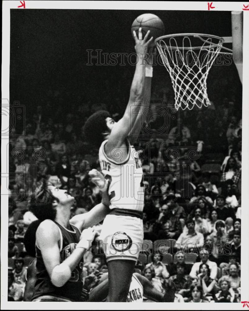 1977 Press Photo Houston Rockets basketball player Ed Ratleff dunks in game- Historic Images