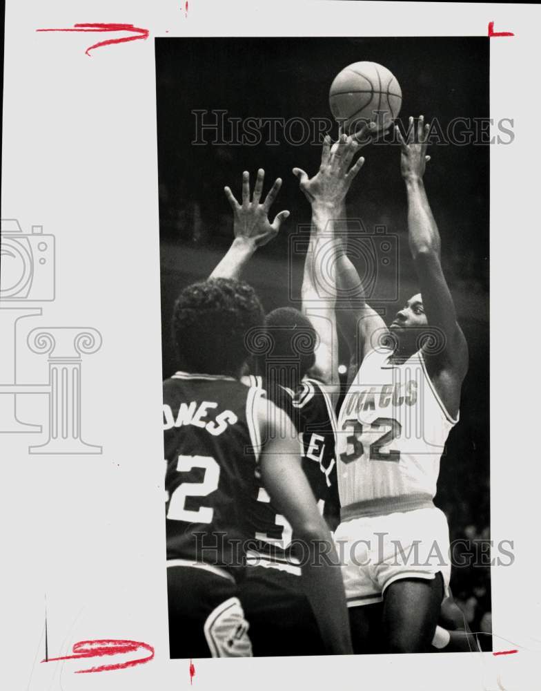 1984 Press Photo Rockets basketball player Lewis Lloyd shoots past San Antonio- Historic Images