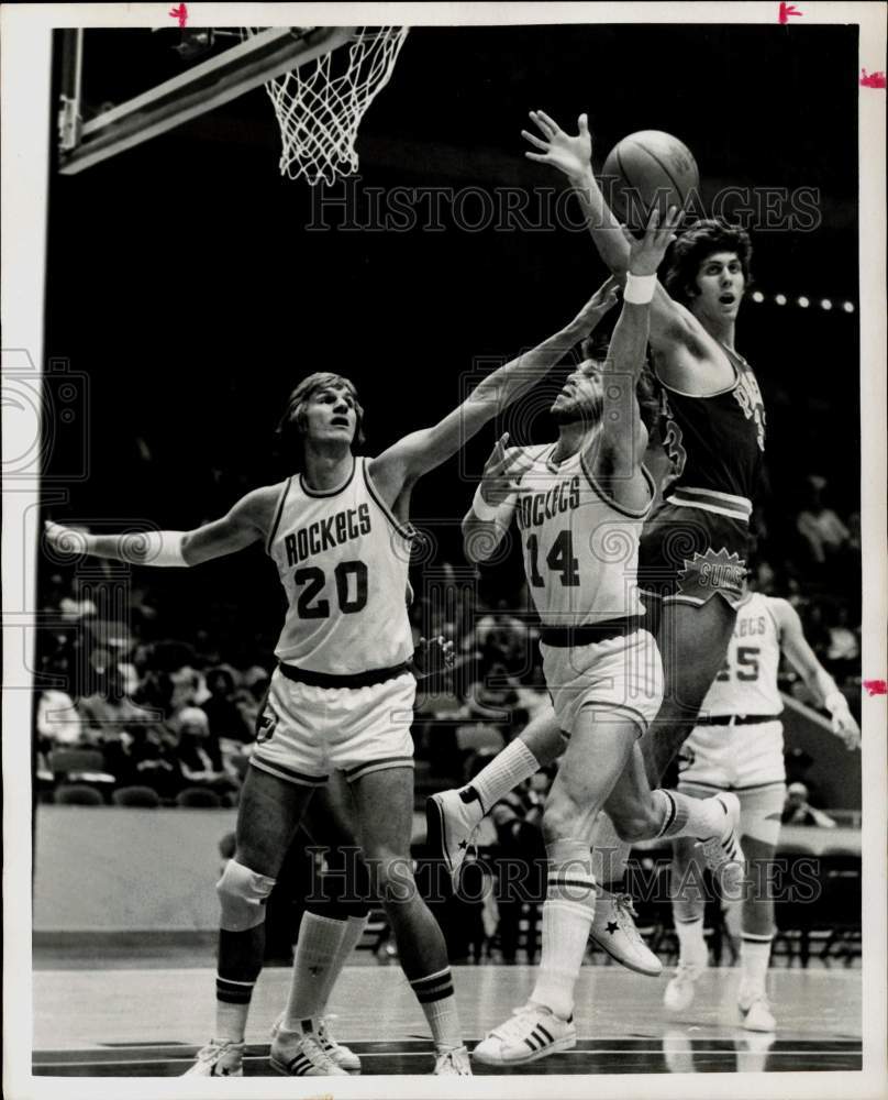 1976 Press Photo Houston Rockets Score Past Phoenix Suns in Basketball Game- Historic Images